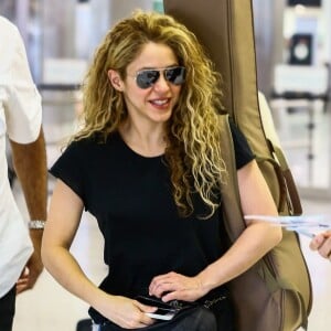 Shakira arrive à l'aéroport de Miami, le 7 mars 2018.