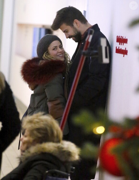 La chanteuse Shakira a accompagné ses parents, William Mebarak Chadid et Nidia del Carmen Ripoll Torrado, à l'aéroport JFK de New York, avec son mari Gerard Piqué et leurs enfants Milan et Sasha. Le 29 décembre 2017.