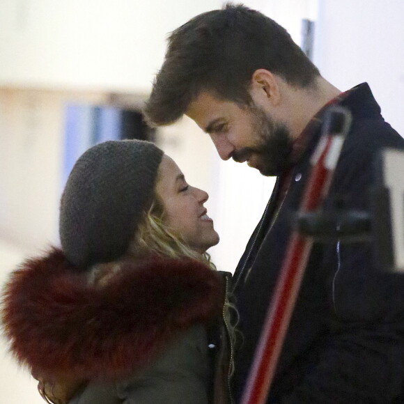 La chanteuse Shakira a accompagné ses parents, William Mebarak Chadid et Nidia del Carmen Ripoll Torrado, à l'aéroport JFK de New York, avec son mari Gerard Piqué et leurs enfants Milan et Sasha. Le 29 décembre 2017.