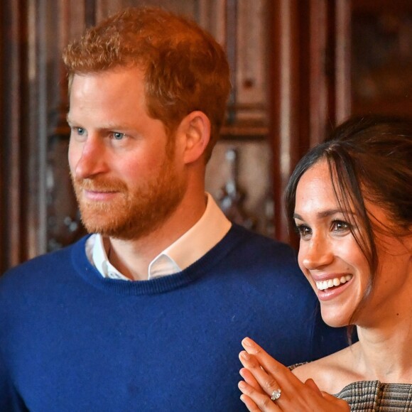 Meghan Markle portait de discrètes boucles d'oreilles Zofia Day le 18 janvier 2018 lors de sa visite à Cardiff avec le prince Harry.