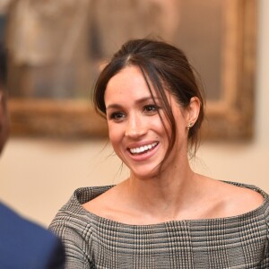 Meghan Markle portait de discrètes boucles d'oreilles Zofia Day le 18 janvier 2018 lors de sa visite à Cardiff avec le prince Harry.