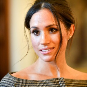 Meghan Markle portait de discrètes boucles d'oreilles Zofia Day le 18 janvier 2018 lors de sa visite à Cardiff avec le prince Harry.