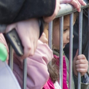 Meghan Markle portait de discrètes boucles d'oreilles Zofia Day le 18 janvier 2018 lors de sa visite à Cardiff avec le prince Harry.