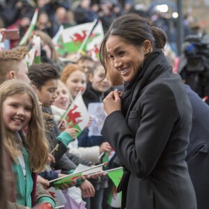 Meghan Markle portait de discrètes boucles d'oreilles Zofia Day le 18 janvier 2018 lors de sa visite à Cardiff avec le prince Harry.