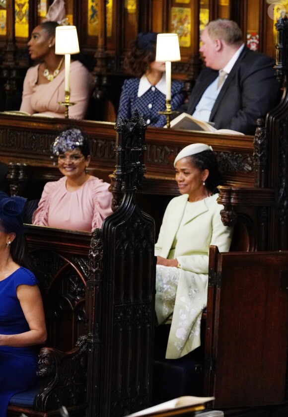 Benita Litt au côté de Doria Ragland, mère de la mariée, lors du mariage du prince Harry et de Meghan Markle le 19 mai 2018, à Windsor.