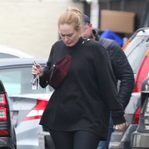 Exclusif - Adele est allée faire du shopping avec ses assistantes à Los Angeles, le 22 mai 2018.