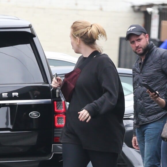 Exclusif - Adele est allée faire du shopping avec ses assistantes à Los Angeles, le 22 mai 2018.