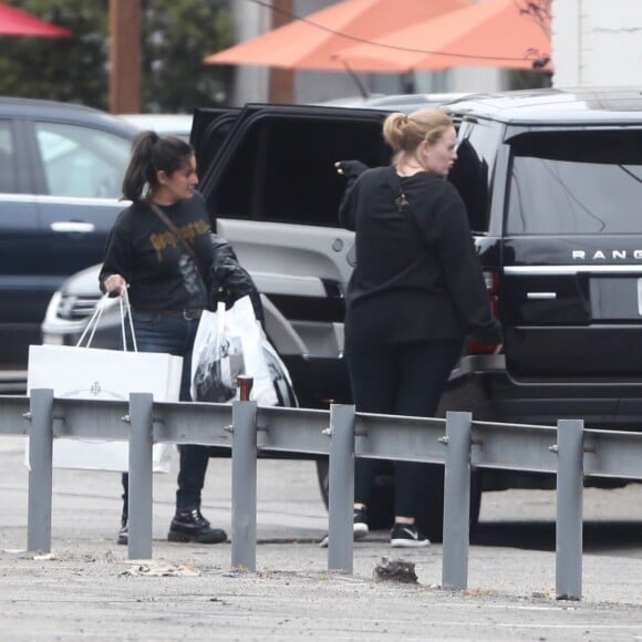 Exclusif - Adele est allée faire du shopping avec ses assistantes à Los Angeles, le 22 mai 2018.