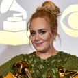 Adele pose avec ses récompenses à la 59e soirée annuelle des Grammy Awards au théâtre Microsoft à Los Angeles, le 12 février 2017