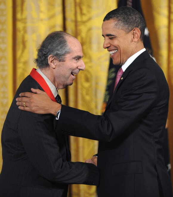 Le président Barack Obama décore l'écrivain Philip Roth de la médaille nationale des Humanités 2010 pour sa contribution aux lettres américaines à la Maison Blanche à Washington, le 2 mars 2011..