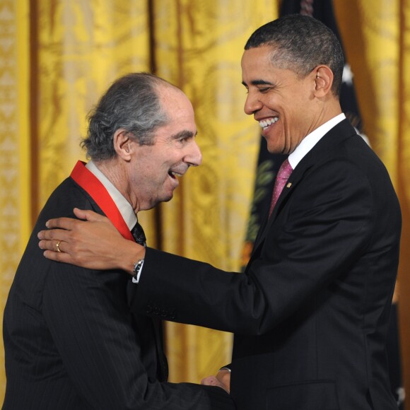 Le président Barack Obama décore l'écrivain Philip Roth de la médaille nationale des Humanités 2010 pour sa contribution aux lettres américaines à la Maison Blanche à Washington, le 2 mars 2011..