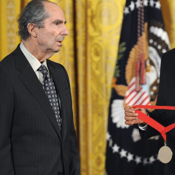 Le président Barack Obama décore l'écrivain Philip Roth de la médaille nationale des Humanités 2010 pour sa contribution aux lettres américaines à la Maison Blanche à Washington, le 2 mars 2011..