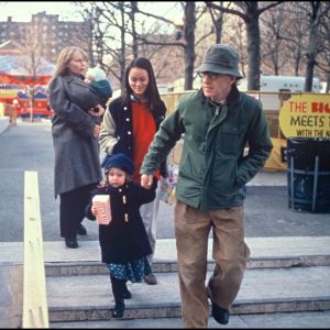 Mia Farrow et Woody Allen, avec leurs enfants Seamus, Dylan, Soon-Yi et Moses en 1988