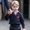 Le prince George de Cambridge, ici accueilli par la directrice Helen Haslem, a fait sa première rentrée des classes à l'école Thomas's Battersea le 7 septembre 2017 à Londres, escorté par son père le prince William. Sa mère Kate Middleton n'était pas en état de l'accompagner, souffrant des symptômes du début de sa troisième grossesse révélée quelques jours plus tôt.