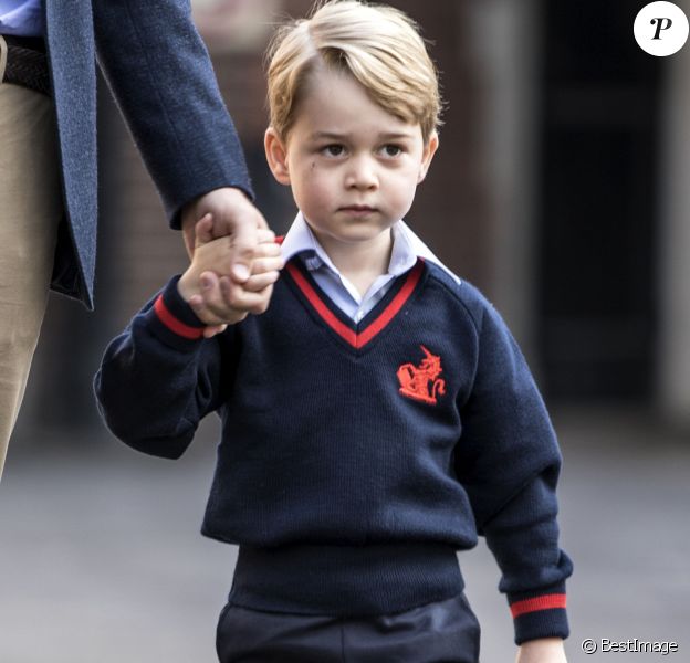 Le prince George de Cambridge, ici accueilli par la directrice Helen Haslem, a fait sa première rentrée des classes à l'école Thomas's Battersea le 7 septembre 2017 à Londres, escorté par son père le prince William. Sa mère Kate Middleton n'était pas en état de l'accompagner, souffrant des symptômes du début de sa troisième grossesse révélée quelques jours plus tôt.