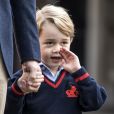 Le prince George de Cambridge, ici accueilli par la directrice Helen Haslem, a fait sa première rentrée des classes à l'école Thomas's Battersea le 7 septembre 2017 à Londres, escorté par son père le prince William. Sa mère Kate Middleton n'était pas en état de l'accompagner, souffrant des symptômes du début de sa troisième grossesse révélée quelques jours plus tôt.