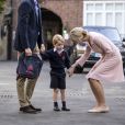 Le prince George de Cambridge, ici accueilli par la directrice Helen Haslem, a fait sa première rentrée des classes à l'école Thomas's Battersea le 7 septembre 2017 à Londres, escorté par son père le prince William. Sa mère Kate Middleton n'était pas en état de l'accompagner, souffrant des symptômes du début de sa troisième grossesse révélée quelques jours plus tôt.