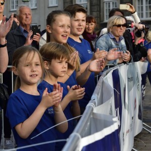 La princesse Josephine, le prince Vincent, la princesse Isabella et le prince Christian avec leur mère la princesse Mary applaudissant le prince héritier Frederik de Danemark lors de l'arrivée de la Royal Run (organisée pour son 50e anniversaire) de 10 kilomètres à Copenhague le 21 mai 2018.