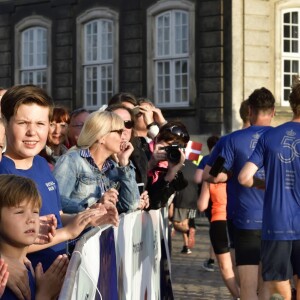 La princesse Josephine, le prince Vincent, la princesse Isabella et le prince Christian avec leur mère la princesse Mary applaudissant le prince héritier Frederik de Danemark lors de l'arrivée de la Royal Run (organisée pour son 50e anniversaire) de 10 kilomètres à Copenhague le 21 mai 2018.
