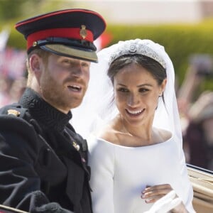 Le prince Harry, duc de Sussex, et Meghan Markle, duchesse de Sussex, en calèche à la sortie du château de Windsor après leur mariage le 19 mai 2018.