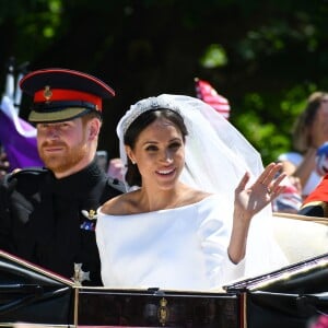 Le prince Harry, duc de Sussex, et Meghan Markle, duchesse de Sussex, en calèche à la sortie du château de Windsor après leur mariage le 19 mai 2018.