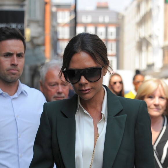 Victoria Beckham quitte sa boutique du quartier de Mayfair à Londres le 22 mai 2018.