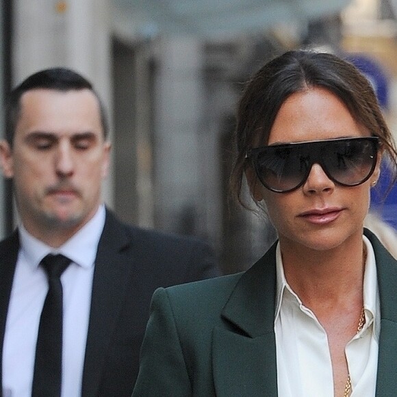 Victoria Beckham quitte sa boutique du quartier de Mayfair à Londres le 22 mai 2018.