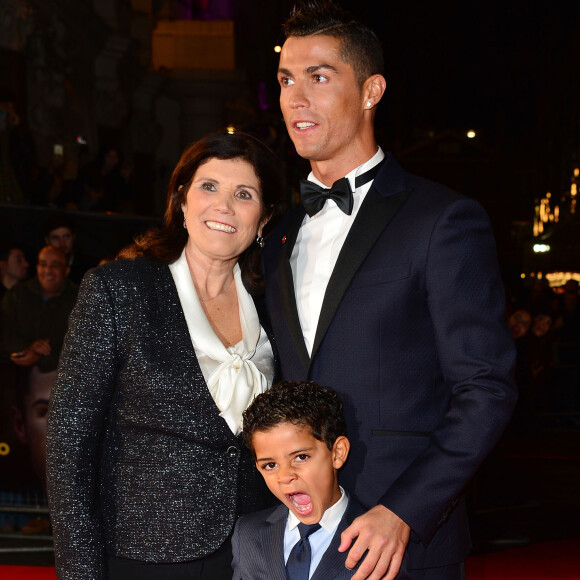 Cristiano Ronaldo avec sa mère Maria Dolores dos Santos Aveiro et son fils Cristiano Ronaldo Jr - Première du film "Ronaldo" à Londres le 9 novembre 2015.