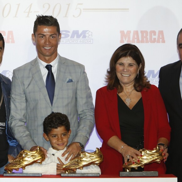 Cristiano Ronaldo, entouré de son fils Cristiano Ronaldo jr, son frère Hugo Aveiro, de sa mère Maria Dolores Dos Santos Aveiro et de son associé Jose Andrade reçoit son 4ème Soulier d'Or lors d'une cérémonie de remise de prix organisée par le quotidien sportif "La Marca" à Madrid, le 13 octobre 2015.