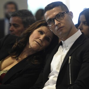 Cristiano Ronaldo avec sa mère Maria Dolores - Conférence de presse de Cristiano Ronaldo pour annoncer la prolongation de son contrat avec le Real Madrid jusqu'en 2021 à Madrid le 7 novembre 2016.