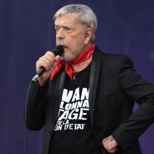 Renaud chante lors du 3ème jour de la Fête de l'Humanité à la Courneuve le 17 septembre 2017.