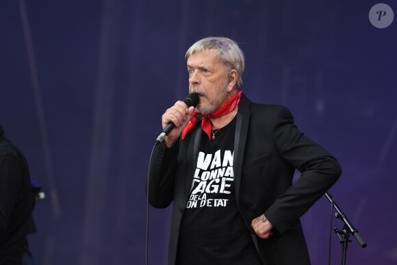 Renaud chante lors du 3ème jour de la Fête de l'Humanité à la Courneuve le 17 septembre 2017.