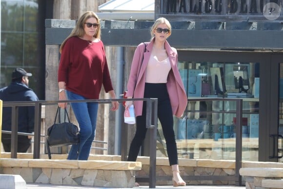 Exclusif - Caitlyn Jenner et son ami Sophia Hutchins sont allées boire un café à Malibu le 6 avril 2018.