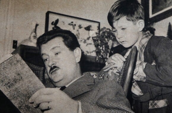 Archive - Collection Personelle - Décès de Pierre Bellemare à l'âge de 88 ans - Pierre Bellemare avec son fils Pierre Dhostel. 1960.