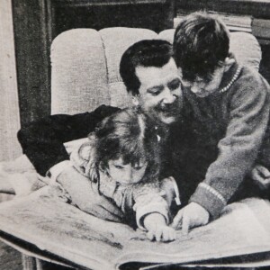 Archive - Collection Personelle - Décès de Pierre Bellemare à l'âge de 88 ans - Pierre Bellemare avec ses enfants, sa fille Françoise Louise Bellemare et son fils Pierre Dhostel. 1960.