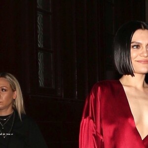 Jessie J a passé la soirée dans la boîte de nuit Peppermint à Los Angeles. La chanteuse porte une robe très décolletée en satin rouge, le 17 décembre 2017.