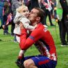 Antoine Griezmann, sa femme Erika Choperena et leur fille Mia après la finale de la Ligue Europa, l'Olympique de Marseille contre l'Atlético de Madrid au stade Groupama à Decines-Charpieu banlieue de Lyon, France, le 16 mai 2018. L'Atlético de Madrid a gagné 3-0. © Cyril Moreau/Bestimage