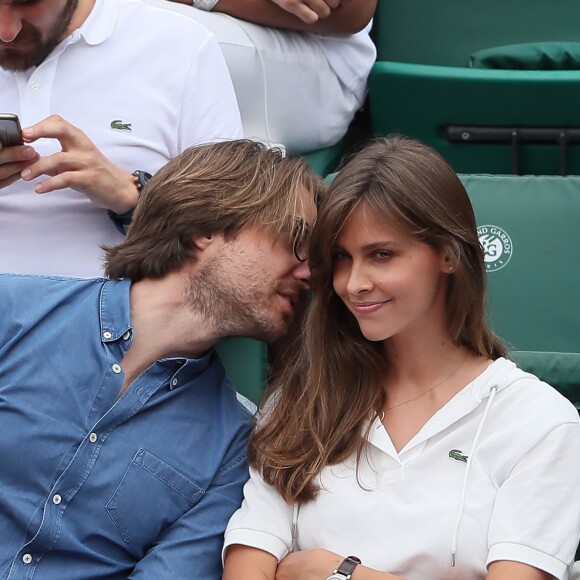 Ophélie Meunier et son mari Mathieu Vergne dans les tribunes lors des Internationaux de France de Tennis de Roland-Garros à Parisle 1er juin 2018.