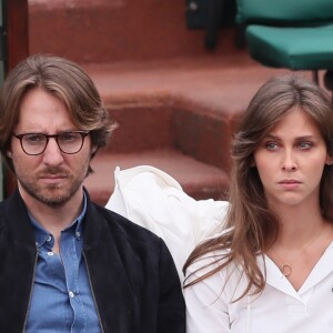 Ophélie Meunier et son mari Mathieu Vergne dans les tribunes lors des Internationaux de France de Tennis de Roland-Garros à Parisle 1er juin 2018.