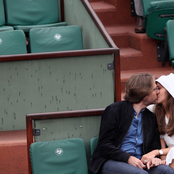 Ophélie Meunier et son mari Mathieu Vergne dans les tribunes lors des Internationaux de France de Tennis de Roland-Garros à Parisle 1er juin 2018.