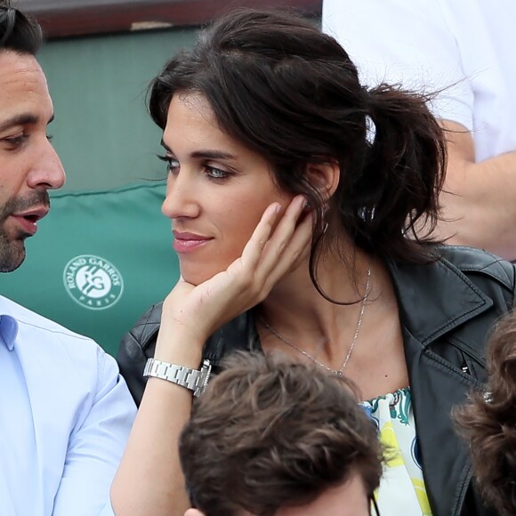 Laurie Cholewa et son fiancé Greg Levy - People dans les tribunes lors des Internationaux de France de Tennis de Roland-Garros à Paris le 1er juin 2018.