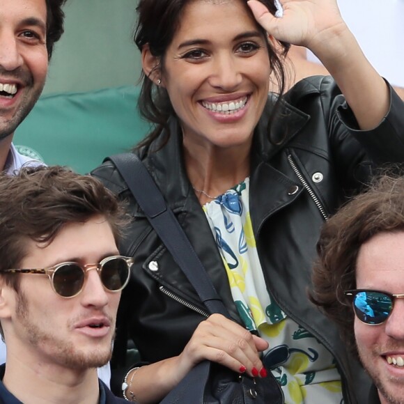 Laurie Cholewa et son fiancé Greg Levy - People dans les tribunes lors des Internationaux de France de Tennis de Roland-Garros à Paris le 1er juin 2018.