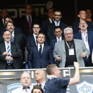 Bernard Laporte, le Président de la République Emmanuel Macron et Paul Goze lors de la finale du Top 14 français entre Montpellier et Castres au Stade de France à Paris, le 2 juin 2018. © Pierre Perusseau/Bestimage