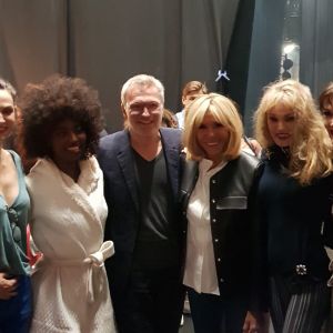 Brigitte Macron pose avec Laurent Ruquier et les stars du spectacle Les Parisiennes, Arielle Dombasle, Inna Modja, Helena Noguerra et Mareva Galanter le 2 juin 2018 à Paris