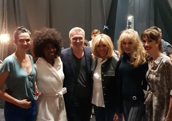 Brigitte Macron pose avec Laurent Ruquier et les stars du spectacle Les Parisiennes, Arielle Dombasle, Inna Modja, Helena Noguerra et Mareva Galanter le 2 juin 2018 à Paris