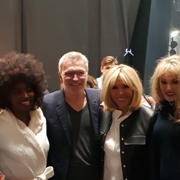 Brigitte Macron pose avec Laurent Ruquier et les stars du spectacle Les Parisiennes, Arielle Dombasle, Inna Modja, Helena Noguerra et Mareva Galanter le 2 juin 2018 à Paris