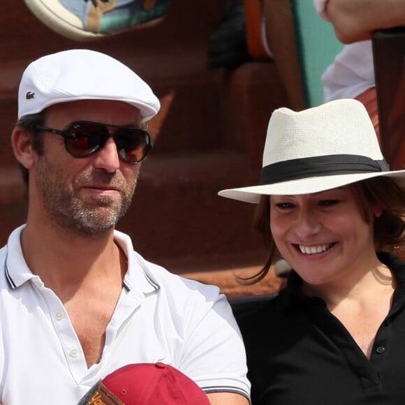 Shirley Bousquet, enceinte, et son compagnon Charles Watine dans les tribunes des internationaux de tennis de Roland-Garros à Paris, France, le 3 juin 2018. © Dominique Jacovides - Cyril Moreau/Bestimage