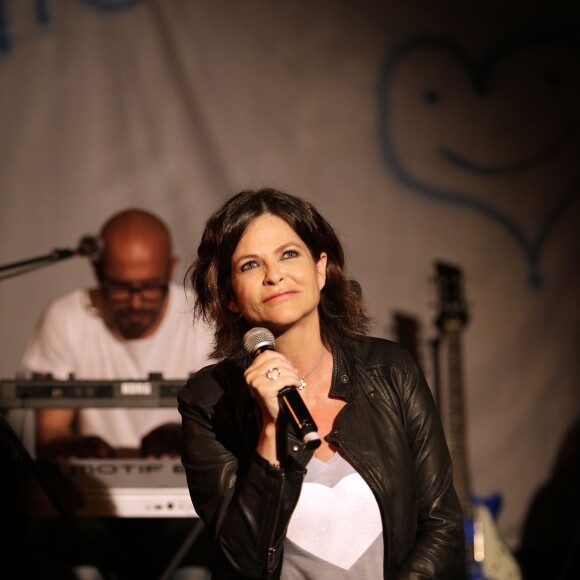 Exclusif - Charlotte Valandrey en concert au bateau théâtre "Le Nez Rouge" à Paris le 1er juin 2018. © Cédric Perrin/Bestimage