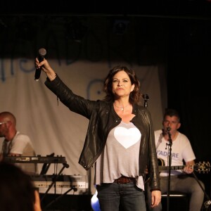 Exclusif - Charlotte Valandrey en concert au bateau théâtre "Le Nez Rouge" à Paris le 1er juin 2018. © Cédric Perrin/Bestimage