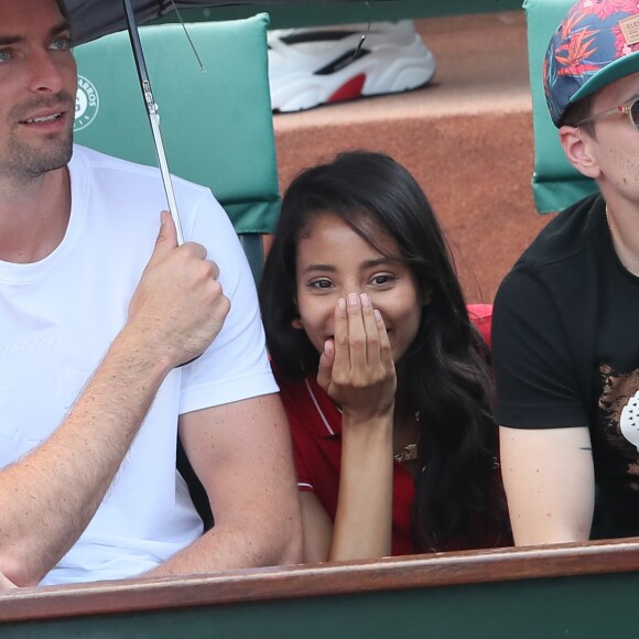 Camille Lacourt et Hajiba Fahmy - People dans les tribunes lors des internationaux de tennis de Roland Garros à Paris le 4 juin 2018.